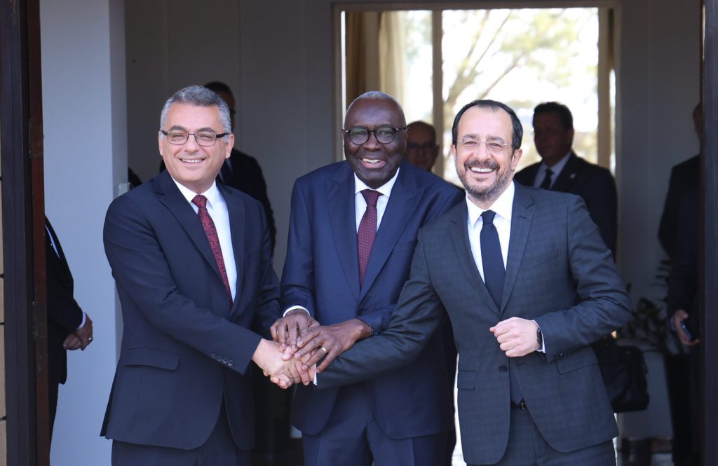 Cyprus: Encouraging positive atmosphere at the meeting between the two leaders