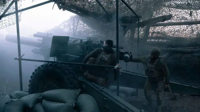 Ukrainian artillery men dey fire gun near Pokrovsk