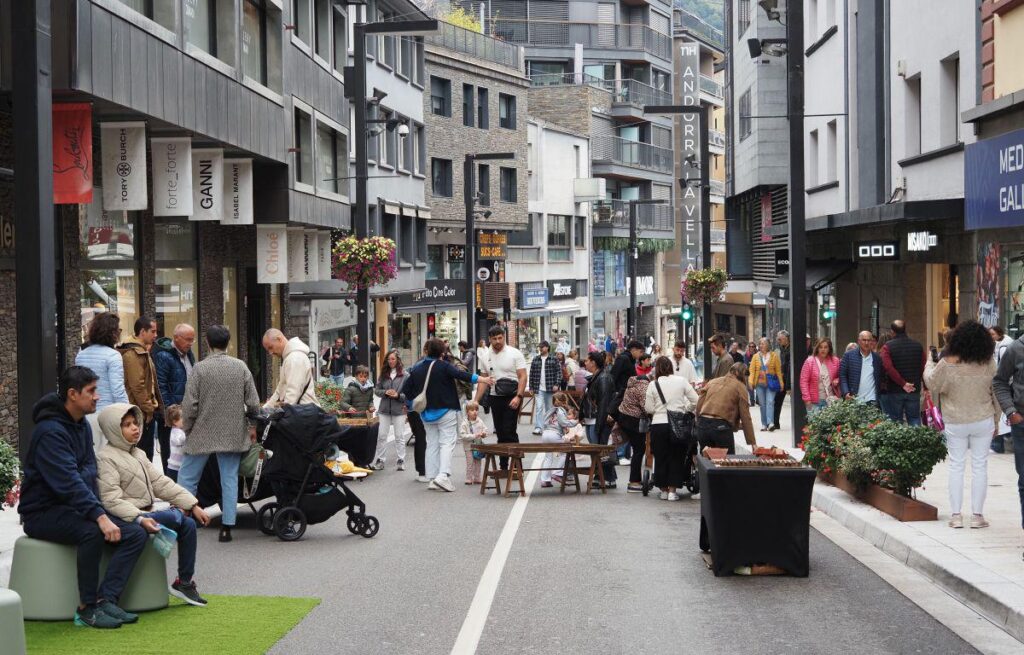 Face and cross of Sundays for pedestrians in Meritxell: calmer, but further 'away' from shops