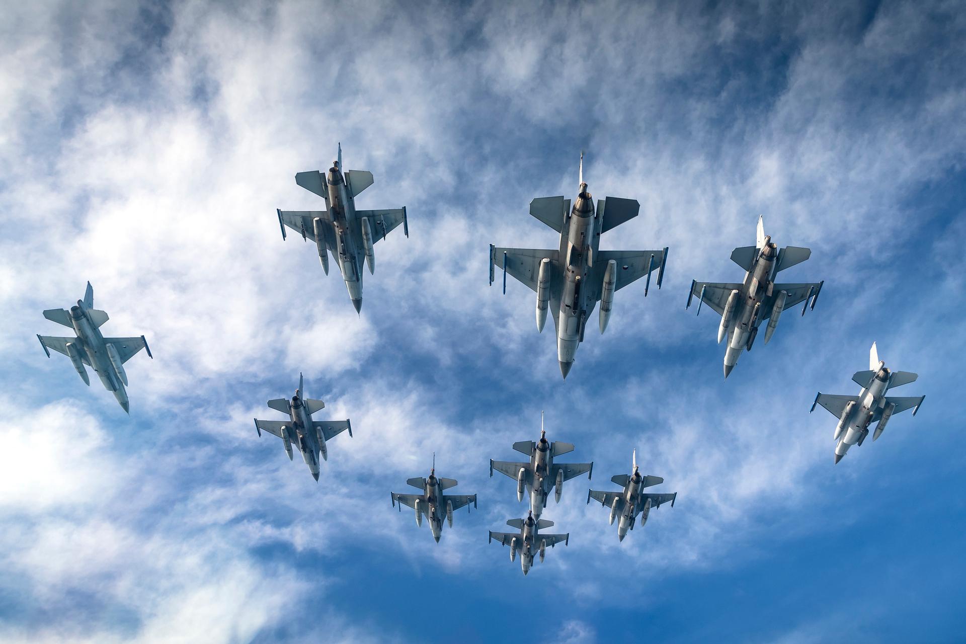 Volkel, 3 november 2021, Vlb. Volkel beoefenen hun maximale gereedstelling en vliegen met 13 F-16's tegelijk. Foto: Formatie F-16's in de delta's boven de Noordzee.