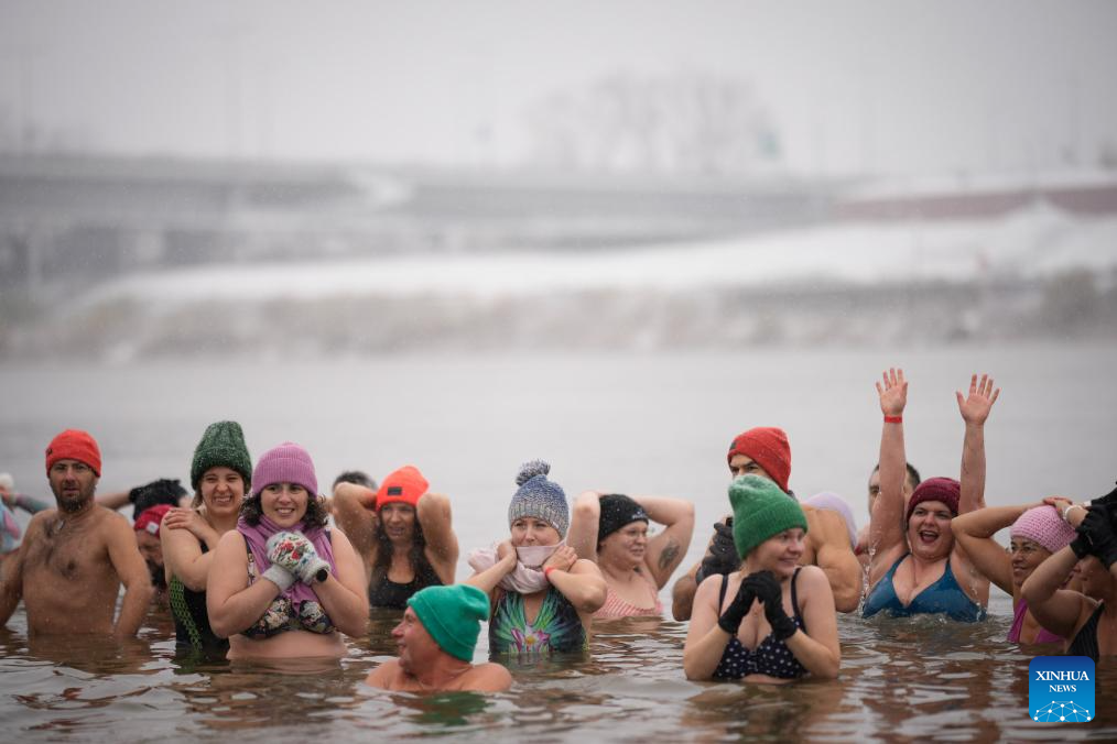 Cold-water swimming season starts in Warsaw, Poland-Xinhua