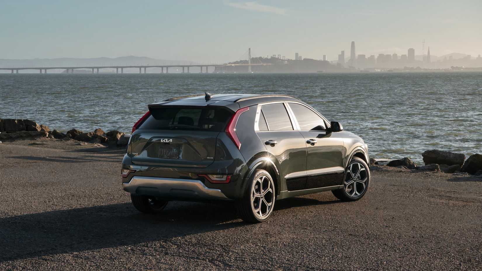 2025 Kia Niro in green parked