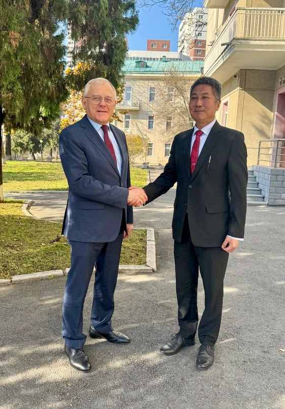 Russian Ambassador Alexandr Matsegora, left, shakes hands with Aliawati Longkumer, India's new ambassador to North Korea, during their meeting in Pyongyang on Nov. 12, in this photo from the Telegram account of the Russian Embassy in North Korea. [YONHAP]