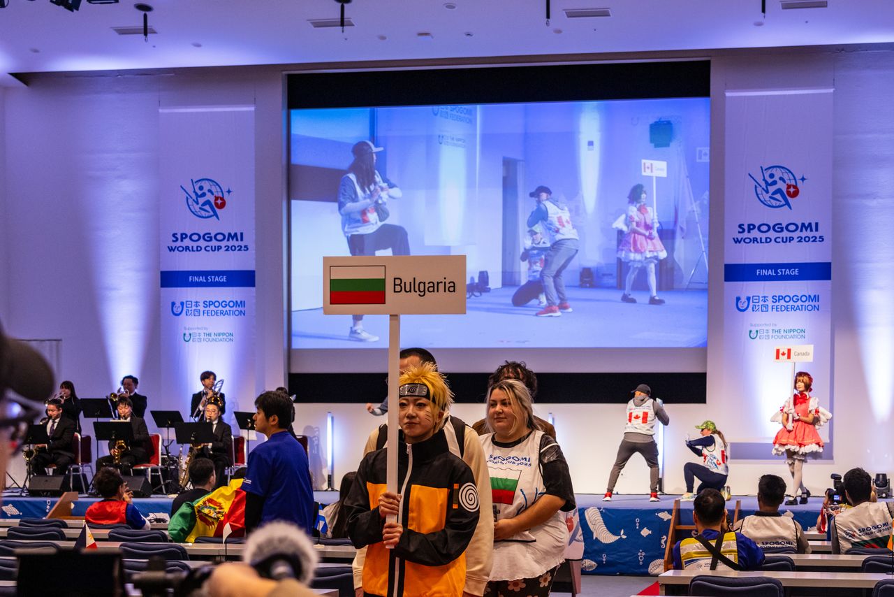 During the opening ceremony, athletes marched in led by cosplayers, accompanied by orchestral performances of anime and video game music. (© Nippon.com)