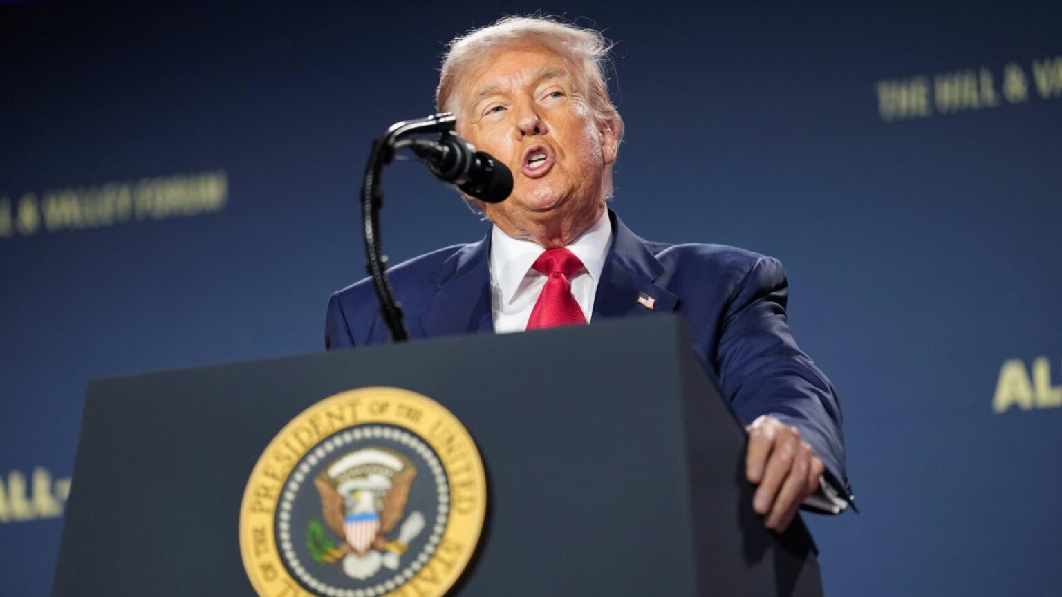 As the US government bows to the AI industry and threatens to ban state-level AI regulation, new Pew research shows huge differences between the public & AI industry's views on AI's impact.