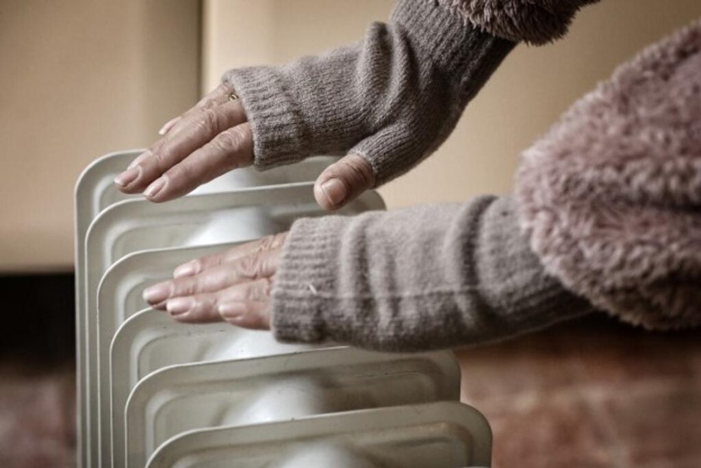 “We put on blankets”: the surge in electricity prices is now pushing all social categories to turn off the heating