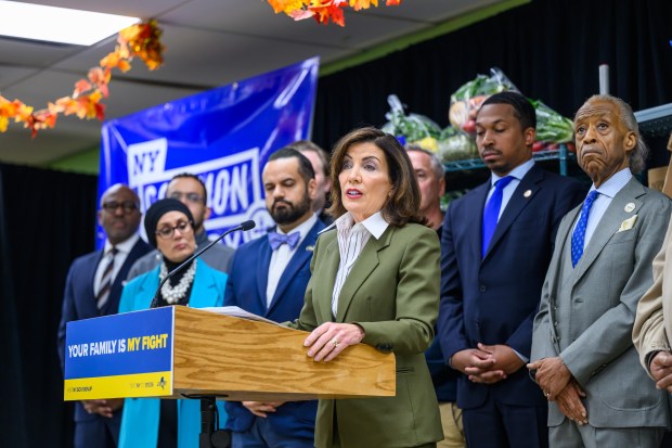 October 30, 2025 New York, NY Governor Kathy Hochul visits Common Pantry in anticipation of the looming cut-off of SNAP benefits. (Susan Watts/Office of Governor Kathy Hochul)