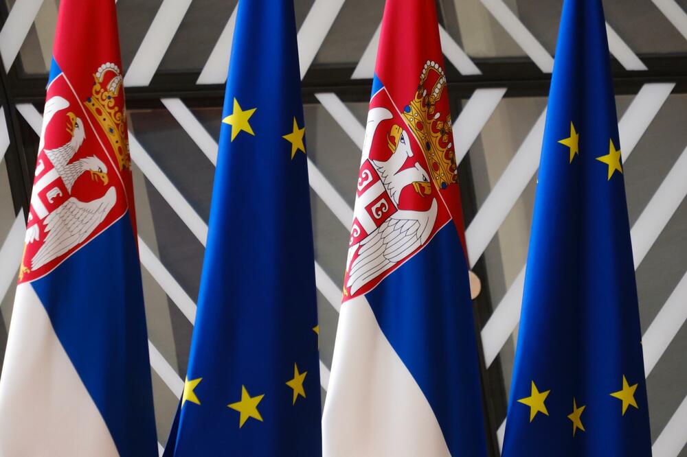 Flags of Serbia and the EU (Illustration), Photo: Shutterstock