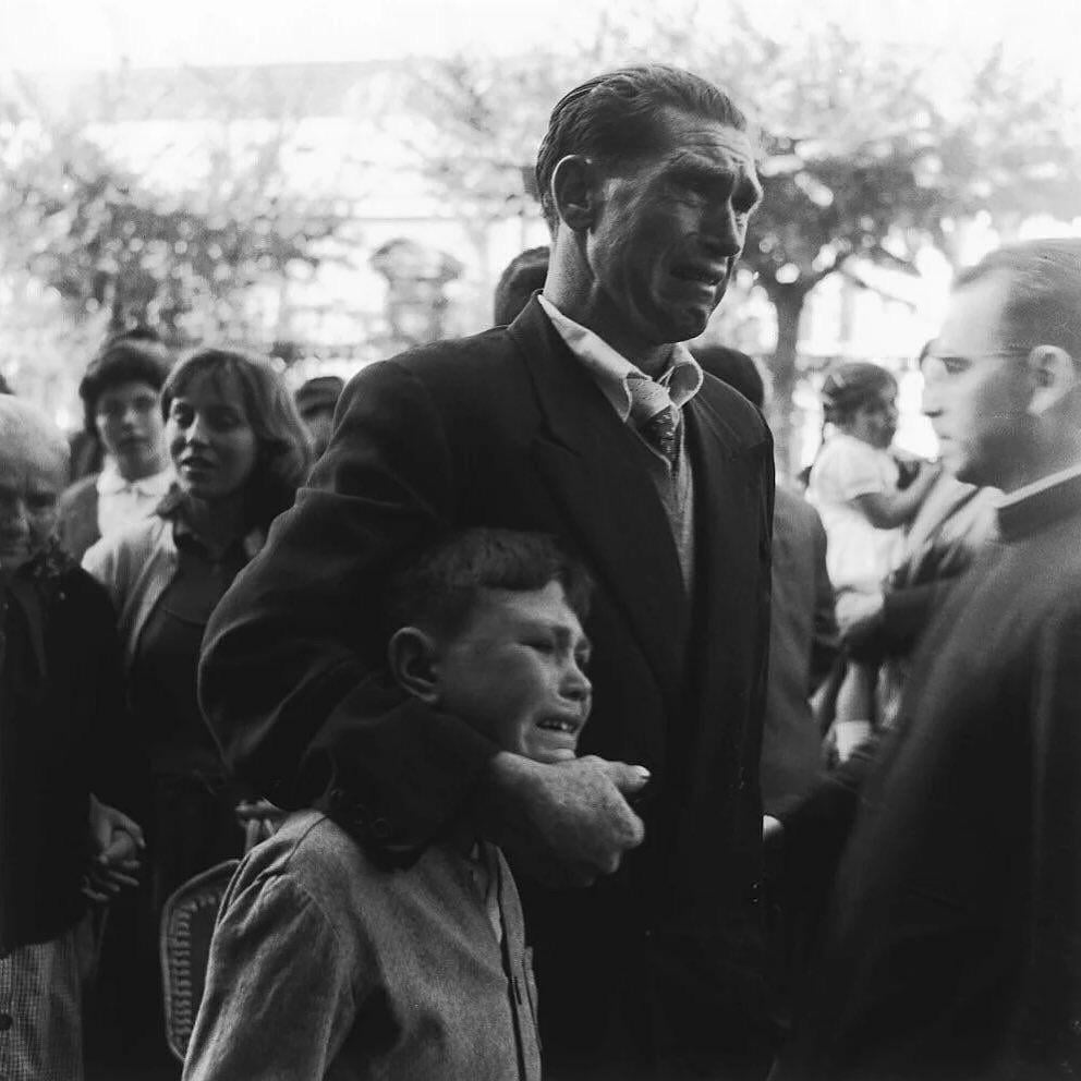 Father and son cry saying goodbye to the mother who migrates to the Americas, they would never see her again (1957)
