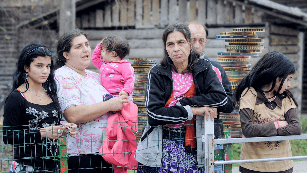 How much social benefits do Roma get?