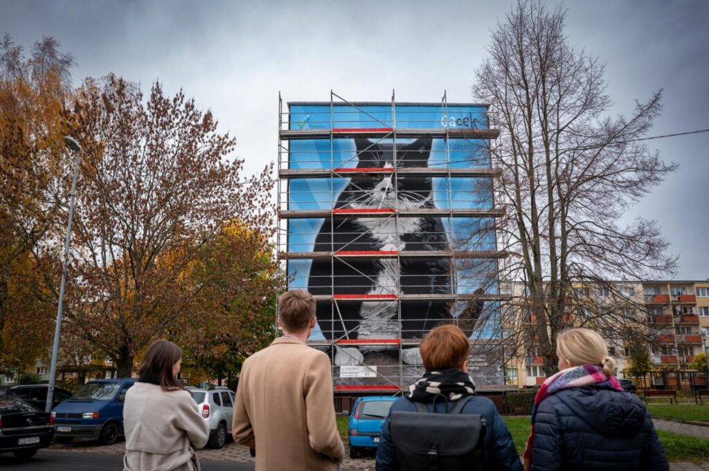 The cat Gacek, that was a top-rated tourist attraction in Szczecin (Poland), is being painted on an anti-pollution mural.
