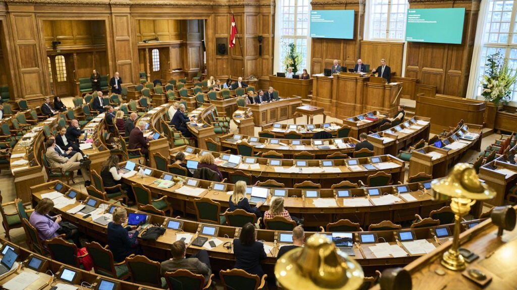 Political majority will raise politicians' salaries
