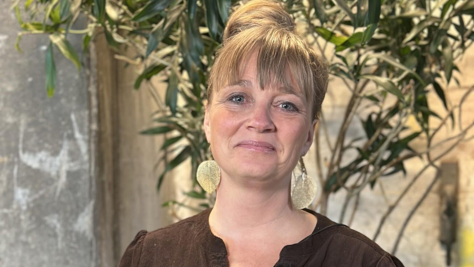 - How many did you say there were?, Lea Ringskou asks about the number of children per educator in Aalborg Municipality's after-school program, also called DUS. The answer is 32. If you include teaching assistants, it is one adult for 23 children.
