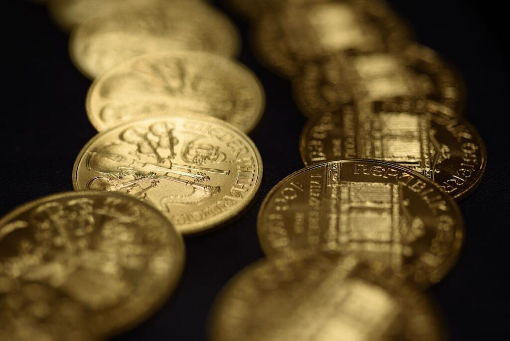 Gold Surges as US Push to End Shutdown Turns Attention to Fed