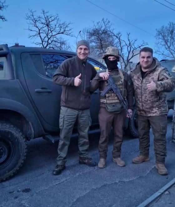 Minister Sikorski gave Ukrainian soldiers three, and possibly even four, pickup trucks, which he purchased with his own funds and delivered personally.
