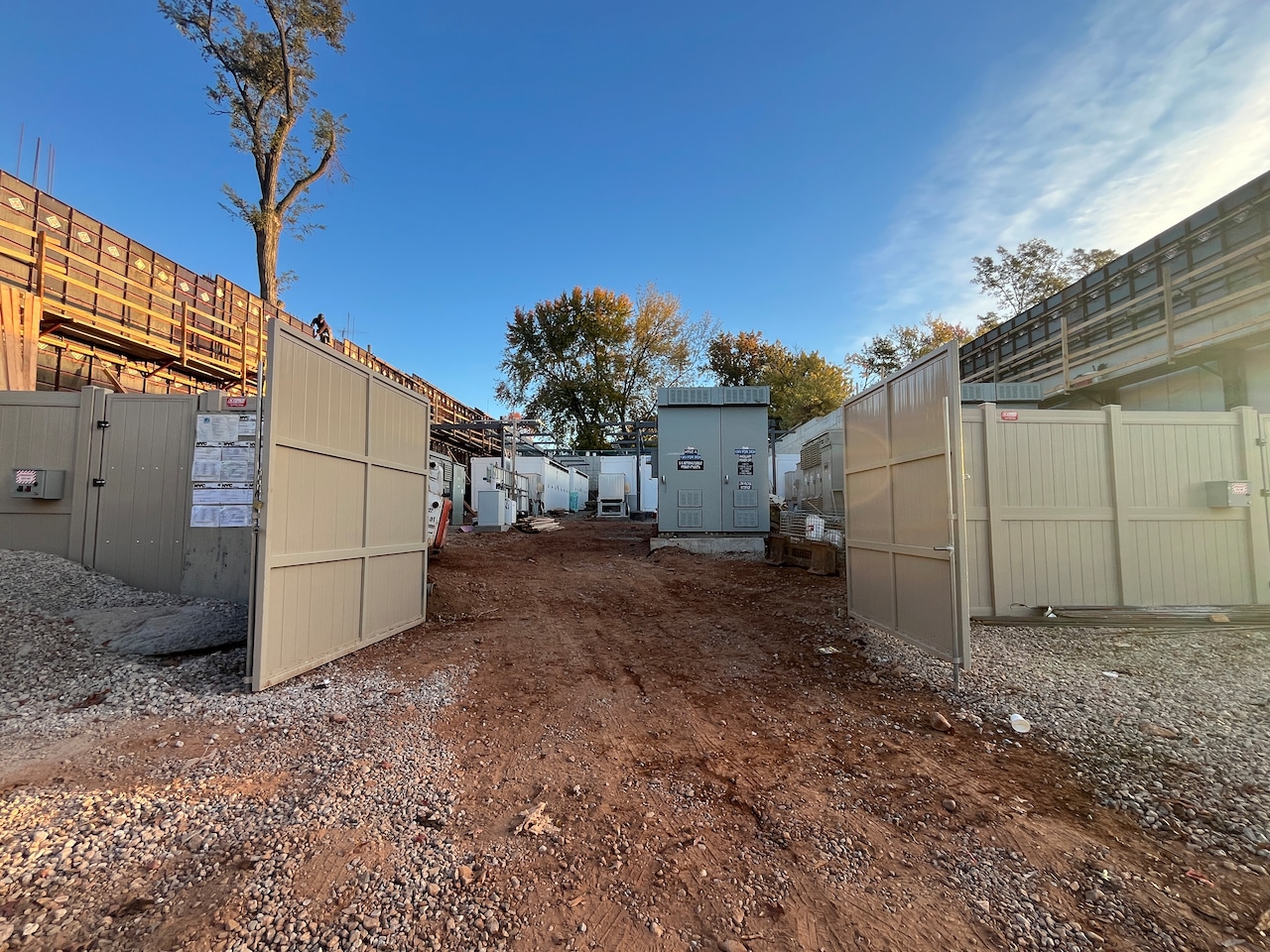 Massive concrete walls are being built around this Staten Island battery storage project. Here’s why.