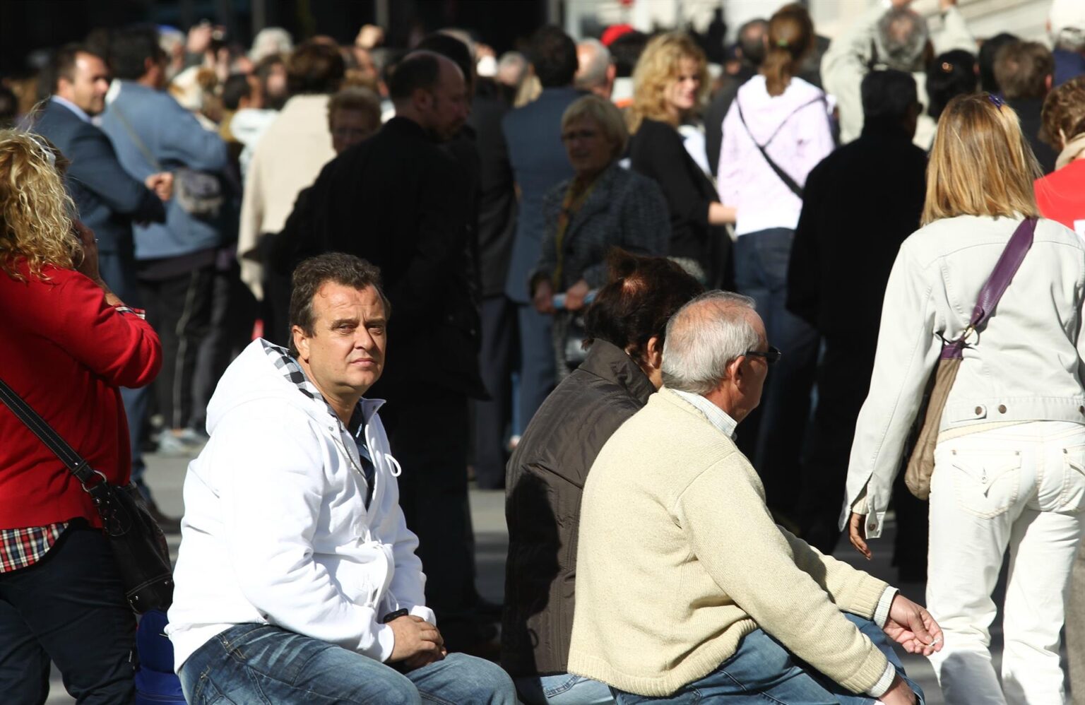Spain reaches 49.4 million people, a historic record, after growing by almost 500,000 in one year.