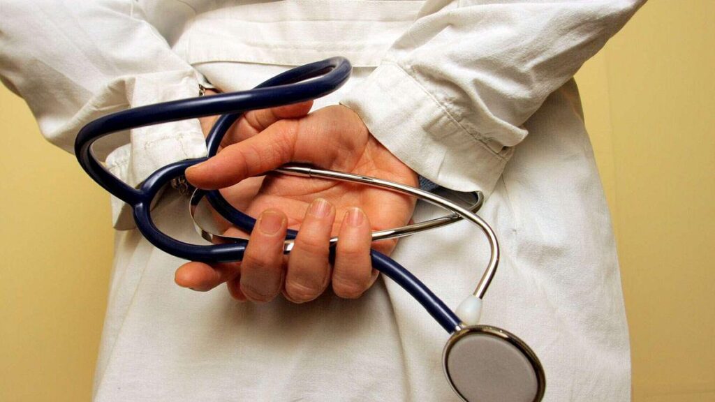 Modena, bonus to doctors who prescribe fewer tests: it's controversial