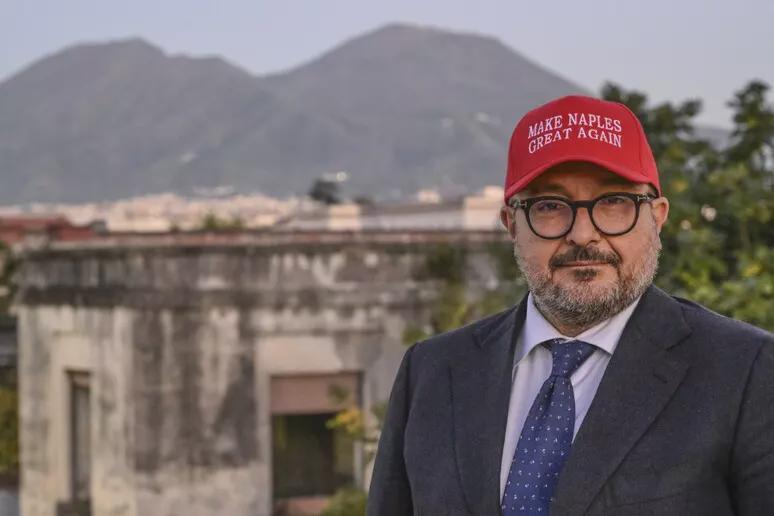 Sangiuliano (yes, the former minister, now at the top of the list for the lessons in Campania) launches the 'Make Naples Great Again' cap