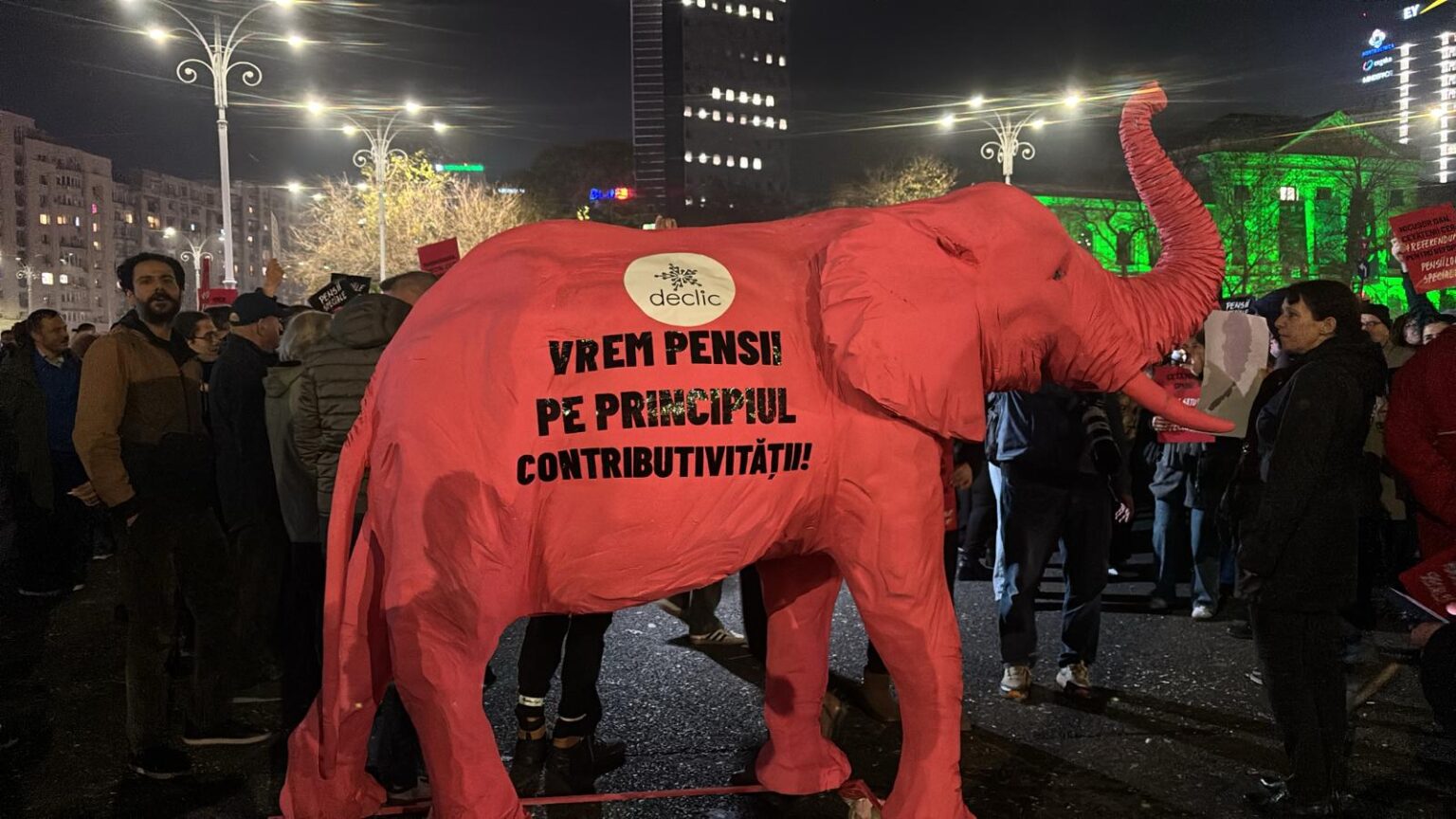 LIVE Protest in Victoriei Square: "Resign, Savonea!", "We want equal rights, no special pensions!"