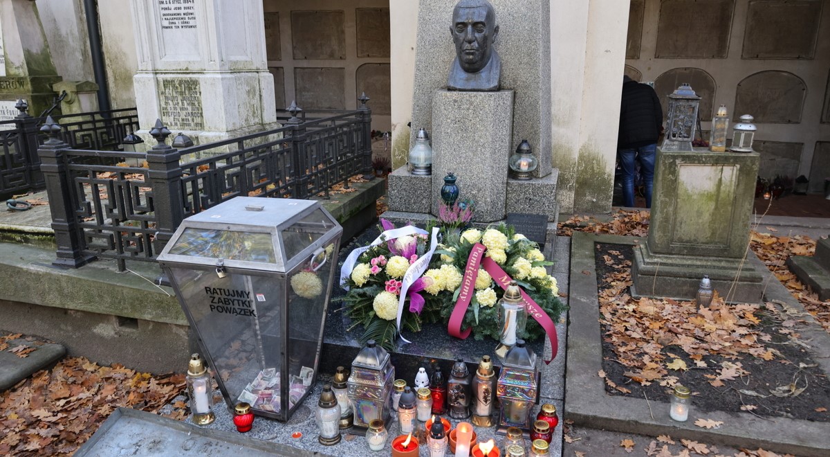 Grave of Jerzy Waldorff (1910-1999) at Warsaw's Powązki Cemetery (photo: PAP/Albert Zawada)