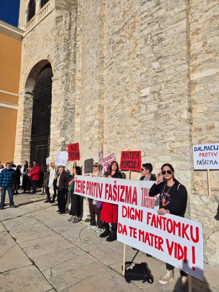 Digni fantomku da te mater vidi