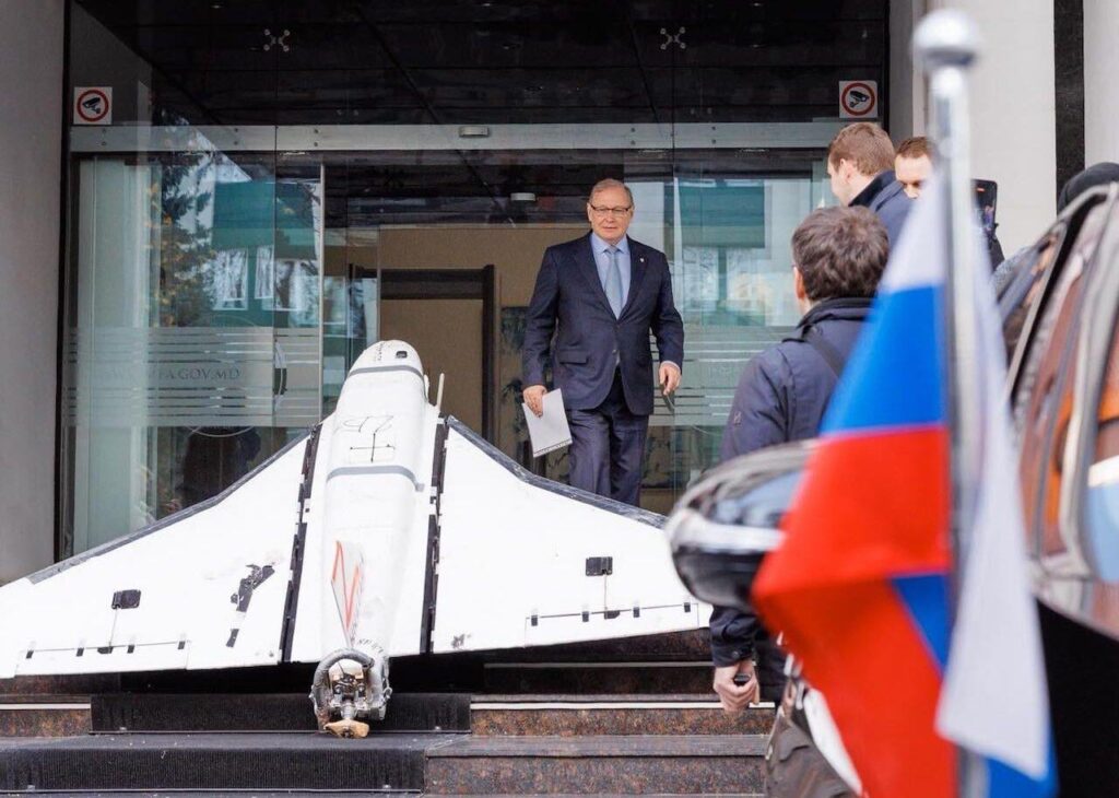 The Russian ambassador summoned to the Ministry of Foreign Affairs to give explanations, after six Russian drones illegally entered the airspace of the Republic of Moldova. The drone that fell over a house in Florești was also brought