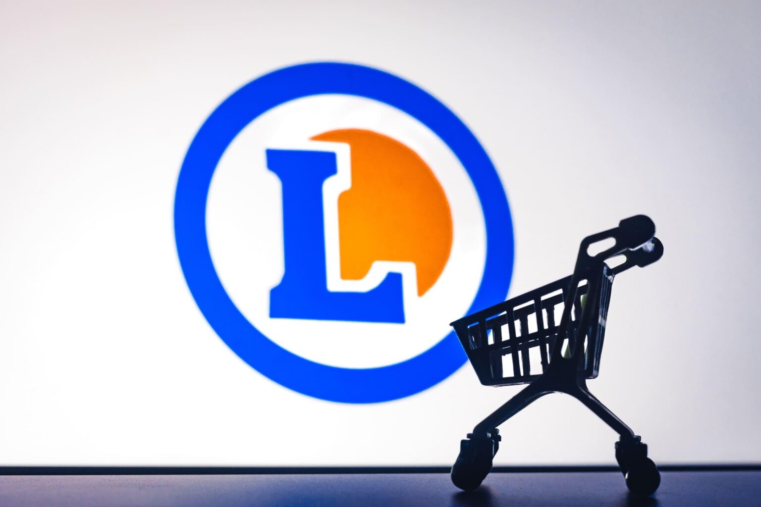 Auchan, Leclerc, Carrefour and Picard sued for digital discrimination
