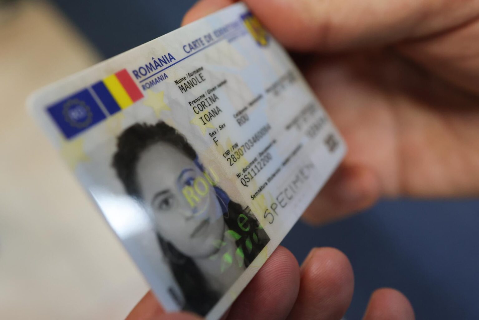Romanians who have new cards with a chip complain that they have to bring proof of residence to the counters, because there are no readers. The MAI responds that it has sent "responsibility messages" to the institutions