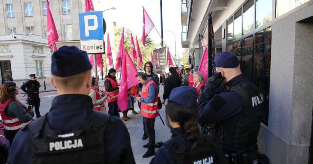 Attack in front of an abortion clinic in Warsaw. Father and son arrested