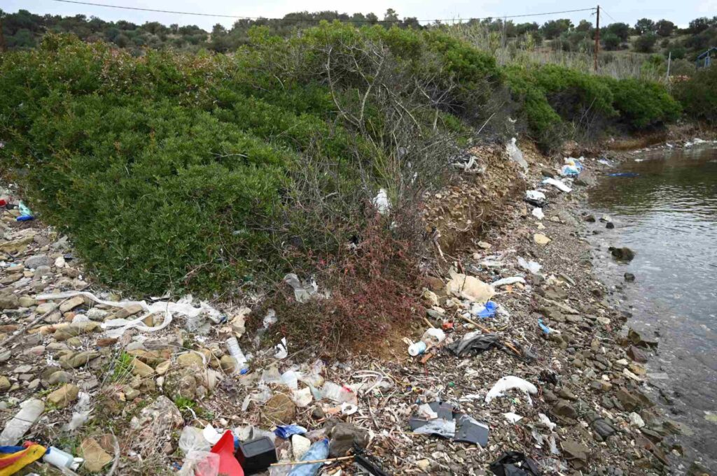 Ghost divers remove ‘floating scrapyard’ in Greece 6 The polluted beach before the clean-up (Healthy Seas Foundation)