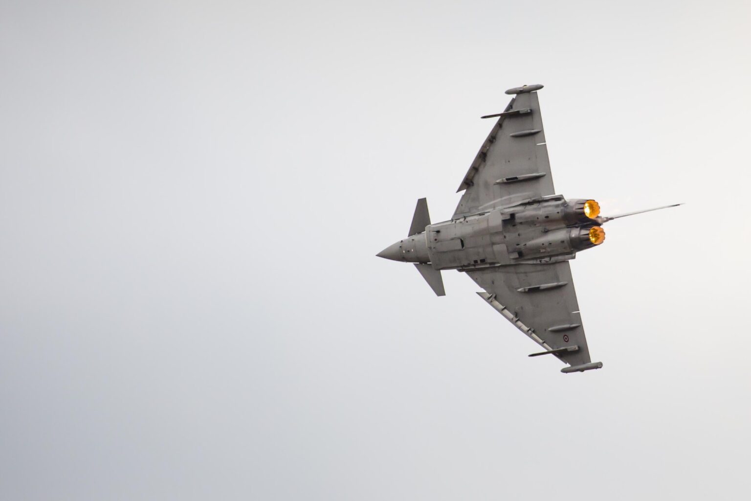 A Russian drone is advancing on Romanian territory, from Galați County to Vrancea County. UPDATE. The fighter jets are in the air and have permission to shoot down the target, but they are still monitoring it.