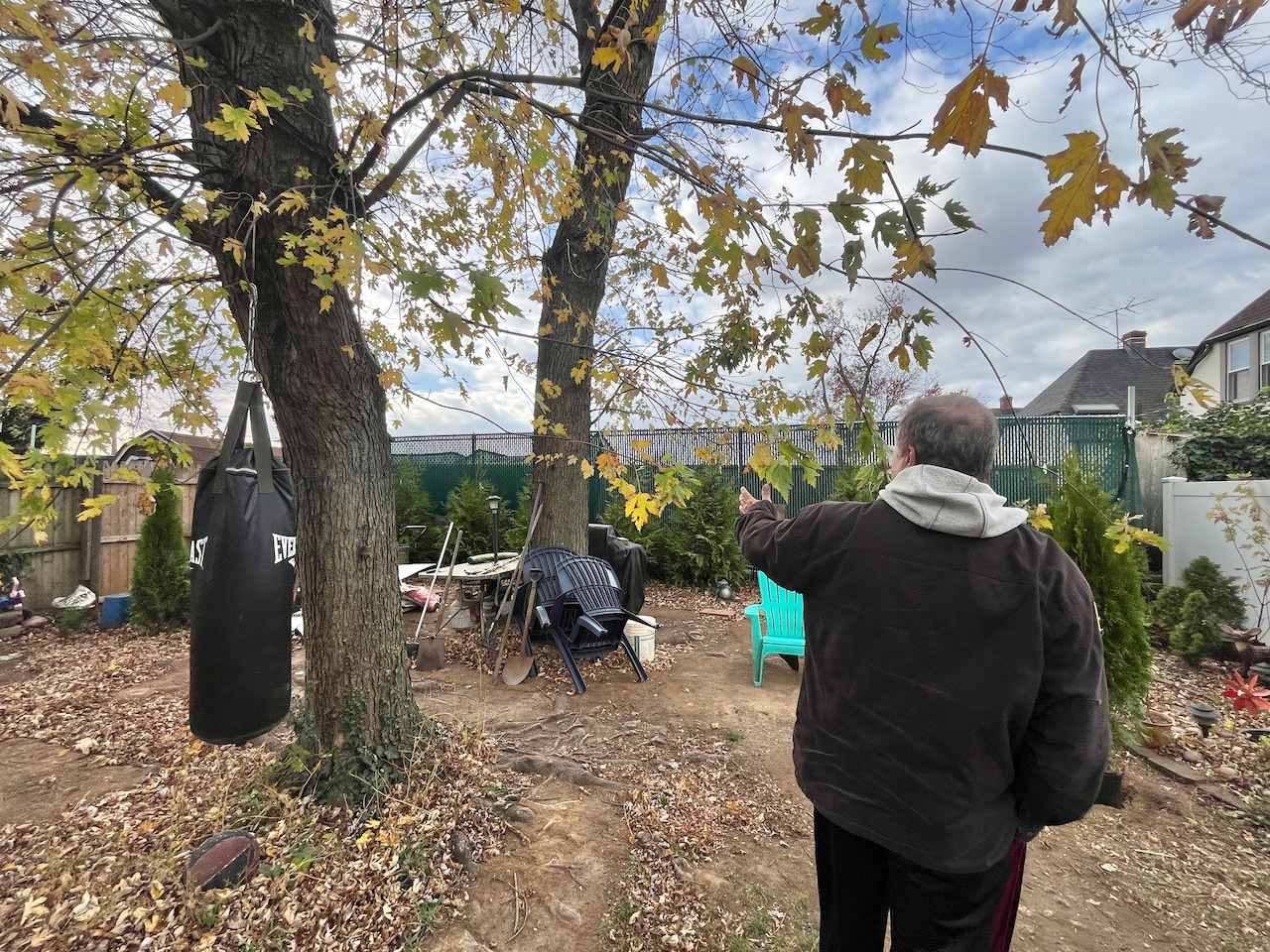 Staten Island resident describes living behind a battery energy storage site