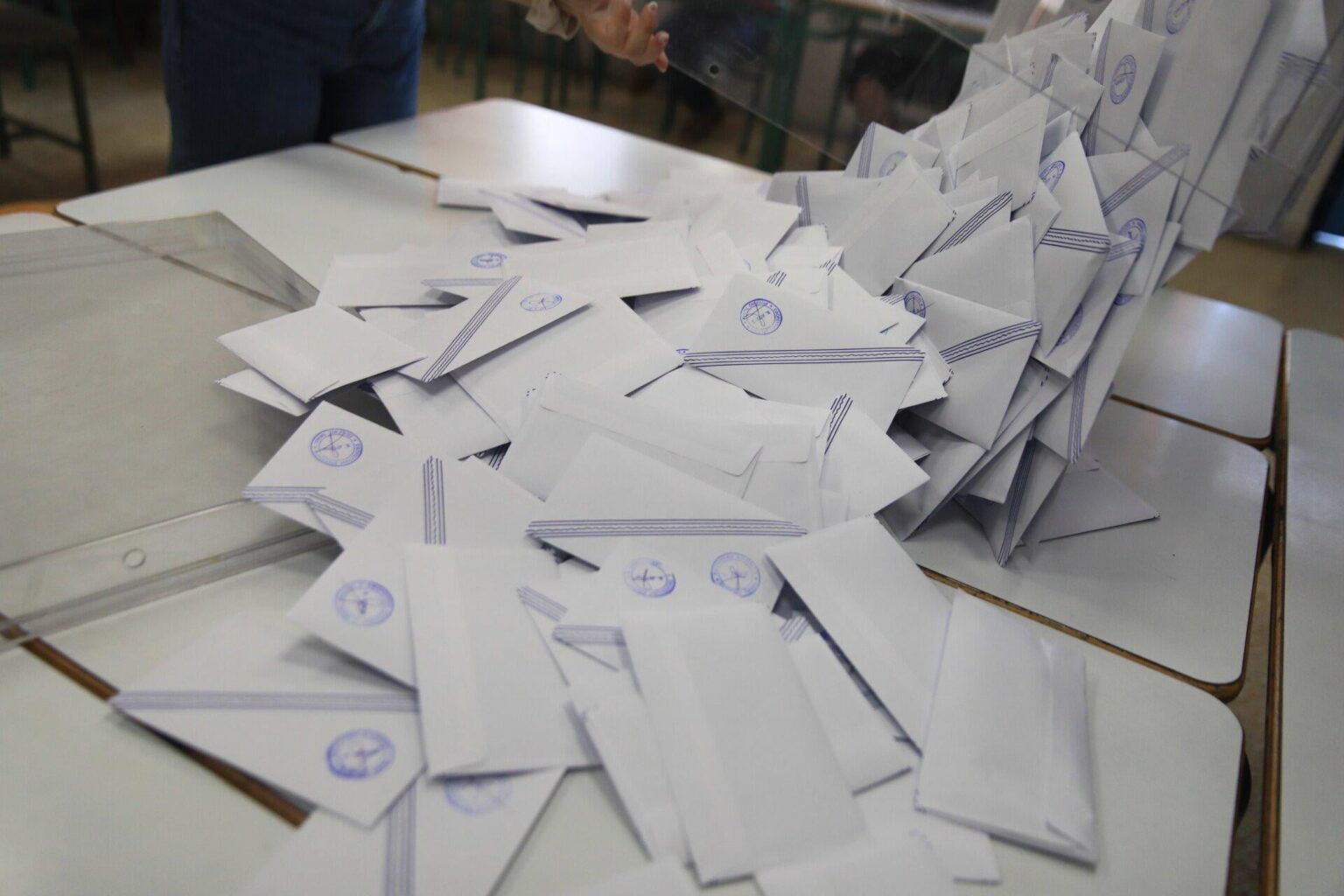 Interview poll: ND at 24% but losing 4 regions to PASOK - 68% believe that the situation in the country is "out of control"
