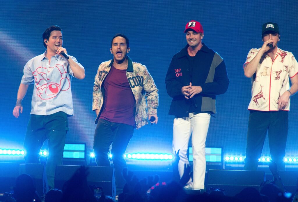 Popular singer hospitalized after bloody injury forces him to leave show early