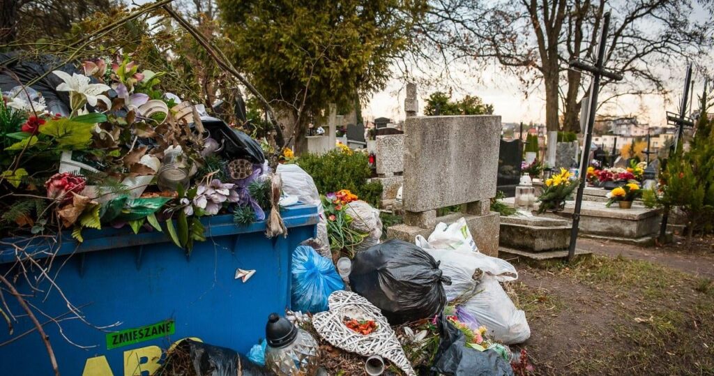 We spend PLN 1 billion on grave decoration every year. In this way, we also produce 3 million tons of waste