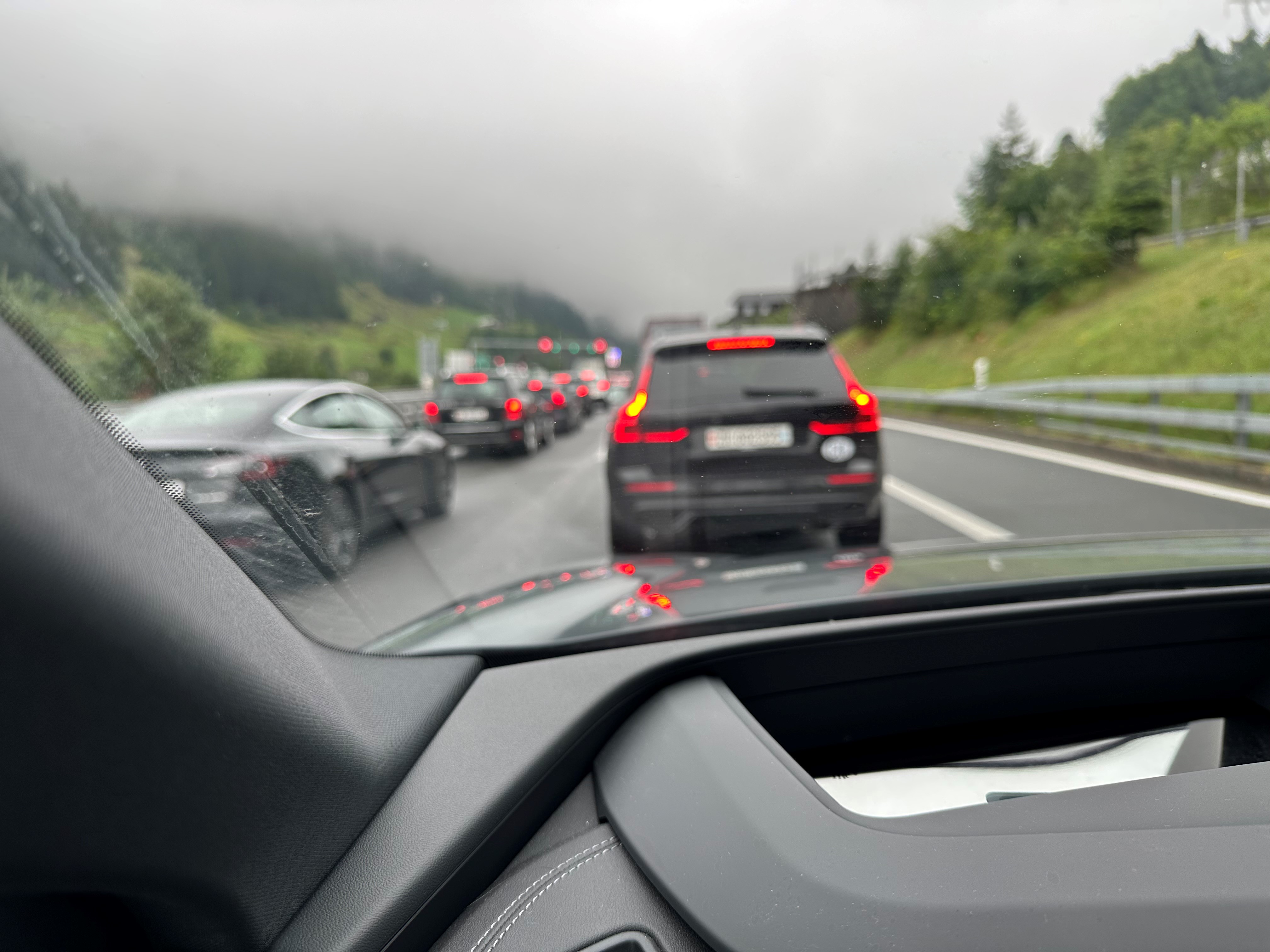 the traffic jam at the Gotthard costs nerves - and time.