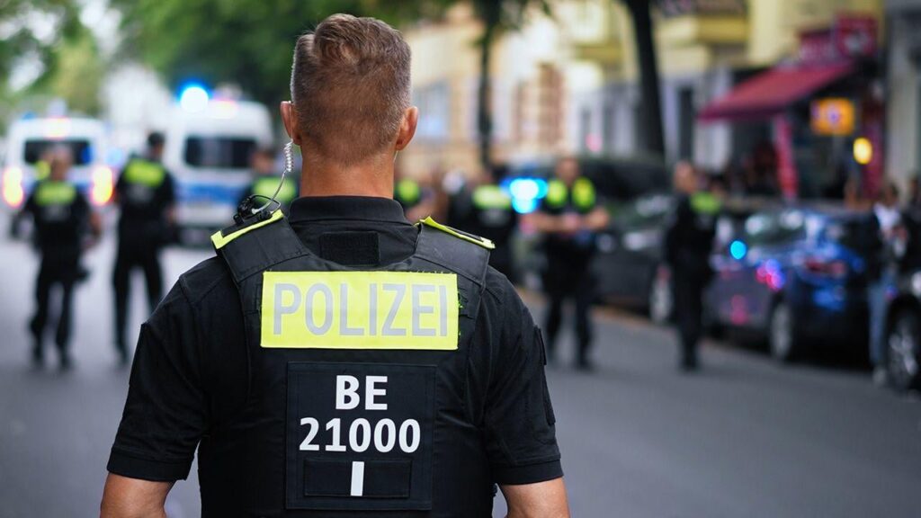 Germany. Poles arrested for stealing hundreds of washing machines, electronic parts, car parts and Porsches.