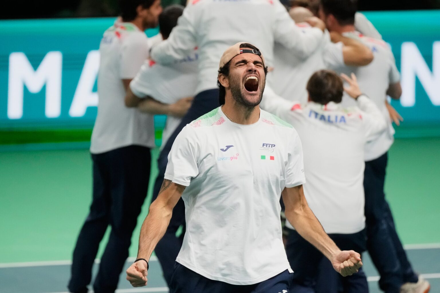 Italy retains Davis Cup with 2-0 win against Spain