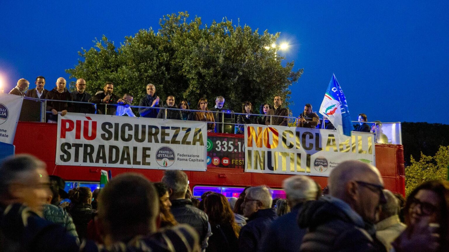 The procession of FdI cars against the Gualtieri cycle paths does not move: stop by the police station