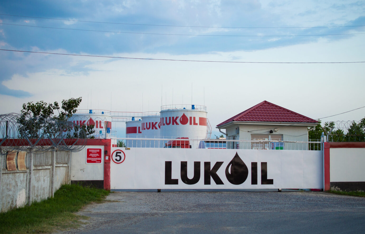 WorldECR | Romania says it 'must take control' of Lukoil refinery after Bulgaria fast-tracks seizure law