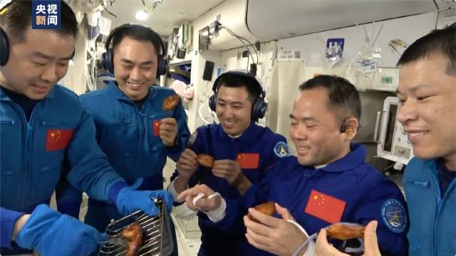 Chinese astronauts enjoy roasted chicken wings and beef with their new zero gravity "space oven" (link in Chinese with video)