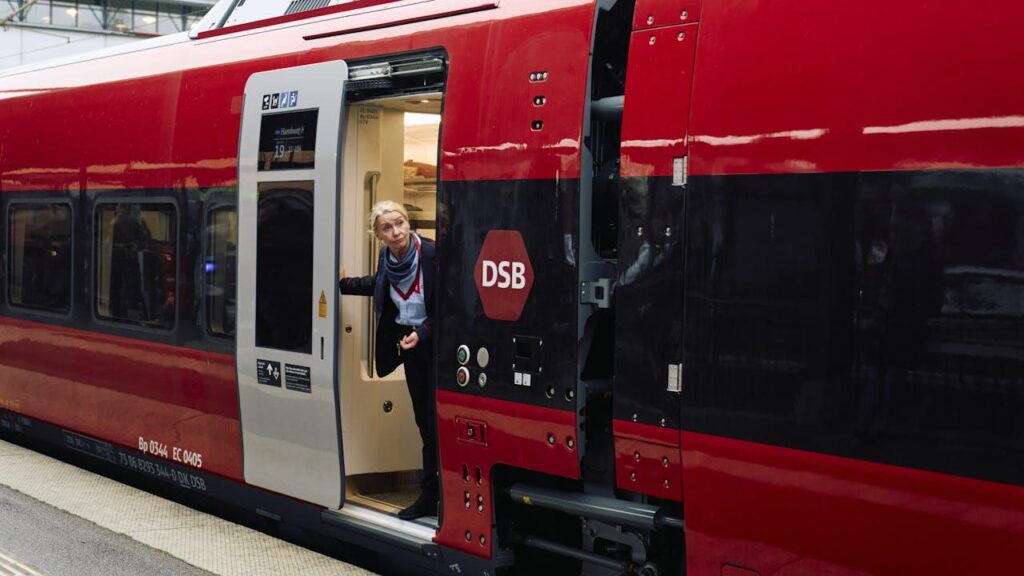 People stand in the aisle despite having a seat ticket, while DSB 1' is gaping empty