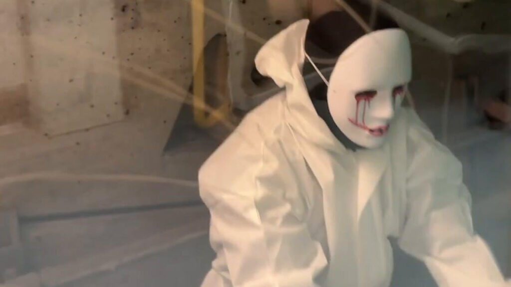 Suddenly, masked persons stopped the subway, reports passengers [og spraymalede vinduerne]