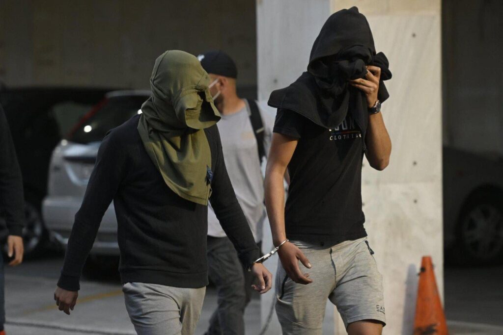Shame in Split! About fifty people in black burst into the evening of the Serbian Cultural Society, chased people away, shouted 'ZDS'