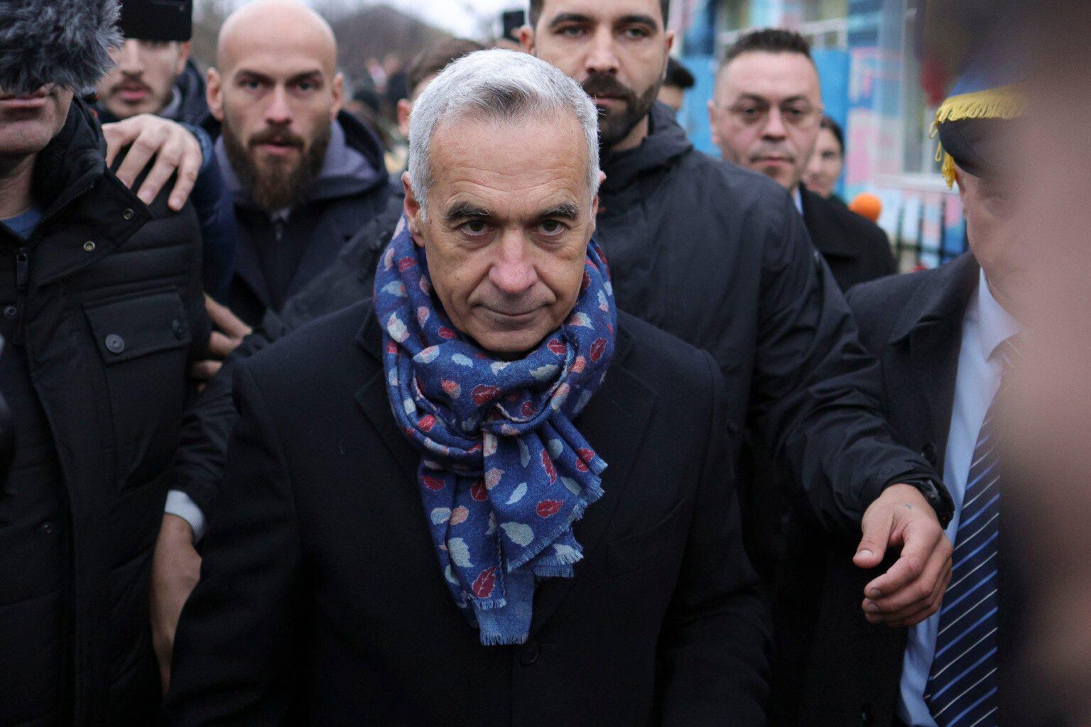 The DNA transcripts show that Călin Georgescu (under judicial control) was fictitiously employed in a company in Vienna, in order to leave the country under the pretext of the right to work. SRI and SIE reservists are part of the network that helped him with this employment