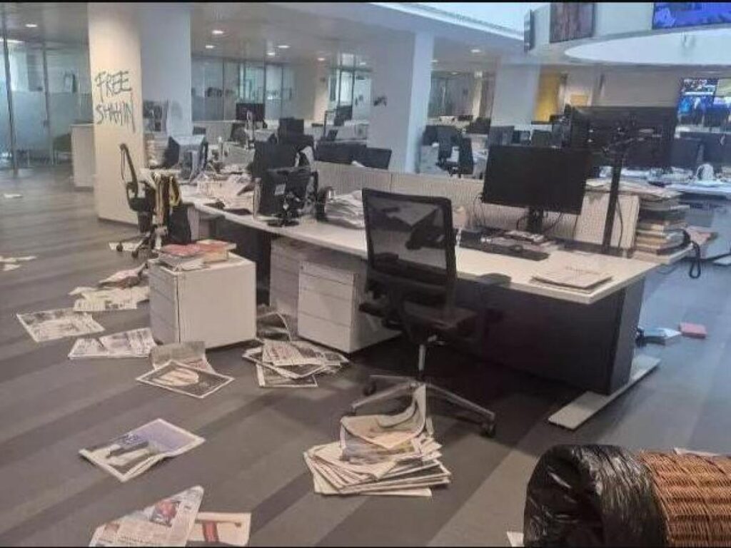 Attack on the editorial office of La Stampa, group of pro-PAL protesters damage the editorial office. The solidarity of Mattarella and Meloni
