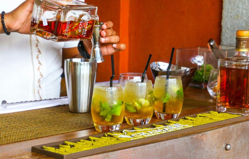 The business fabric is looking to compensate for the personal 'entry/exit' crisis that it had discarded