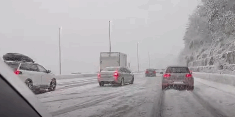 Areas of Croatia covered in snow, cars stuck on roads