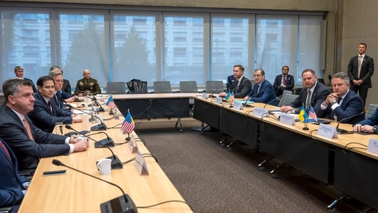 In Geneva, senior officials from both countries continued to adjust the 28-point draft plan.(AP)